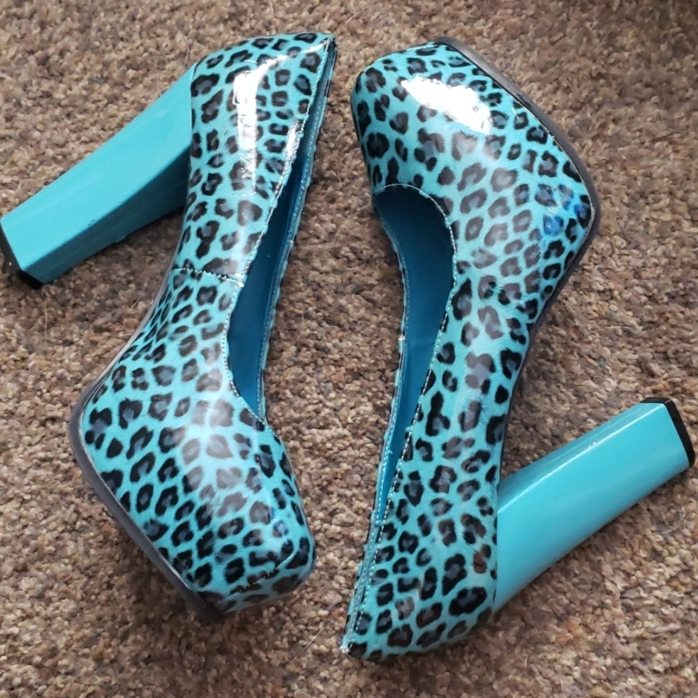 Leopard print pumps